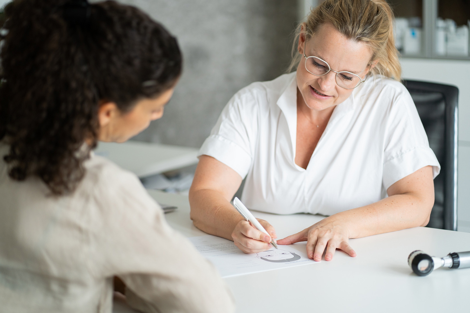 Hautärztin Dr. Tina Otruba berät eine Patientin